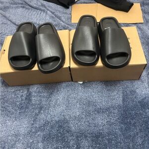 Yeezy slides black